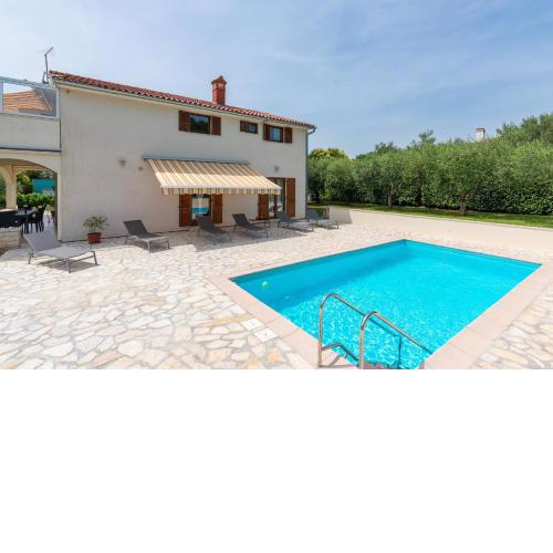 Holiday House Iris with Private Pool