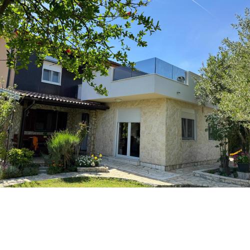 Holiday House K&K