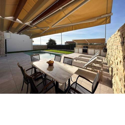 Holiday house NiRi with a heated outdoor pool /BBQ