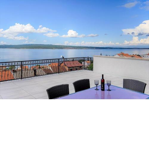 Holiday House Queens with Sea View