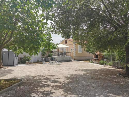 Holiday House Rasopasno