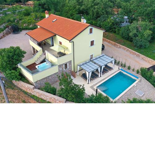 Holiday house Toš-Vila with heated pool