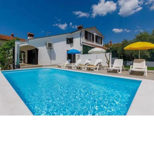 Holiday house with a swimming pool Porec - 23000