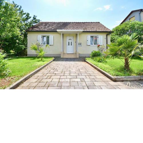 Holiday House with garden "Nena"