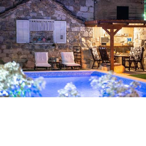 Holiday House with heated pool