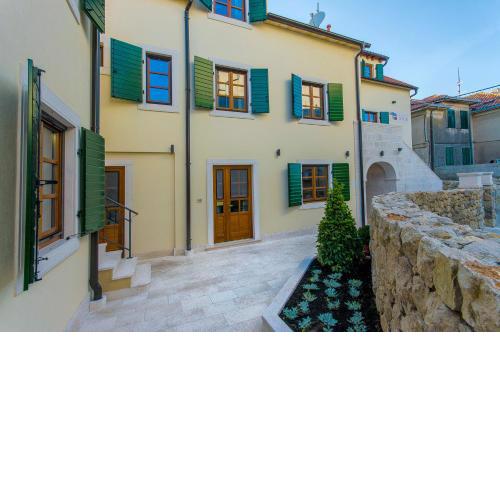 Hostel Dvor