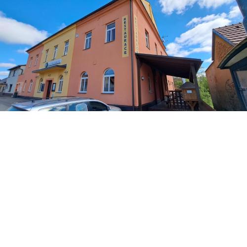 Hostinské pokoje nad restaurací Košetice se sdílenou koupelnou a kuchyňkou