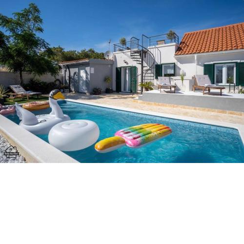 House Diana - heated swimming pool and jacuzzi