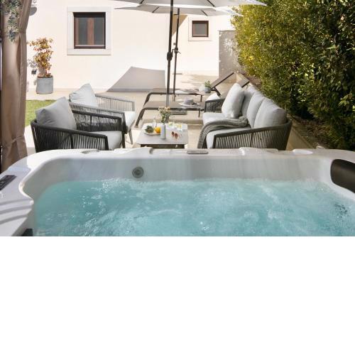 House NoE- with hot tub
