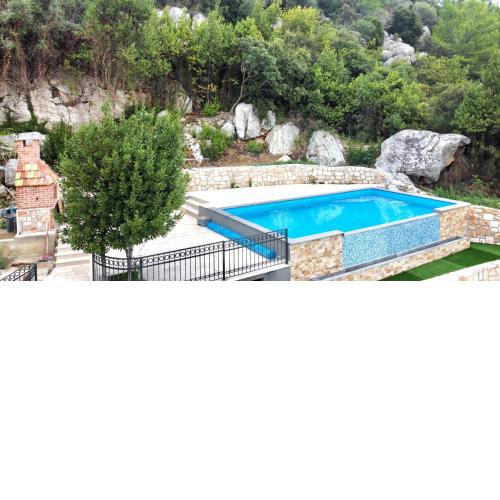 House with amazing infinity pool and fantastic landscape