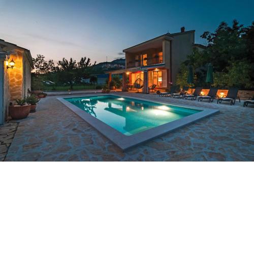 House with pool Ela