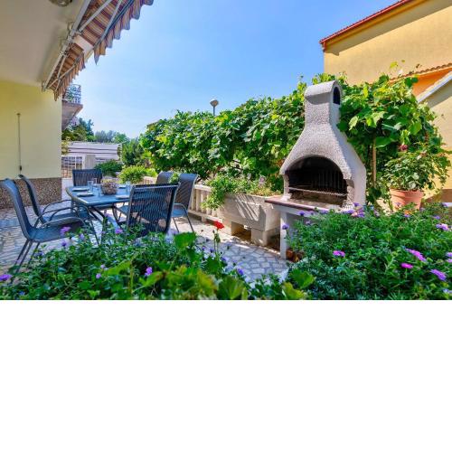 Hundefreundliches Apartment nur 350 Meter zum Sandstrand mit privater Terrasse, Steingrill, WiFi