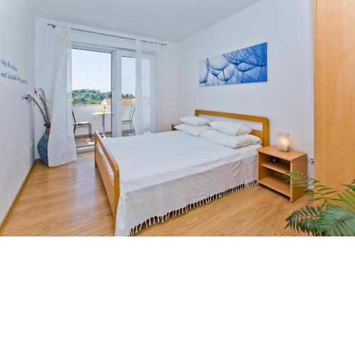 HVAR apartments 8 min to the beach