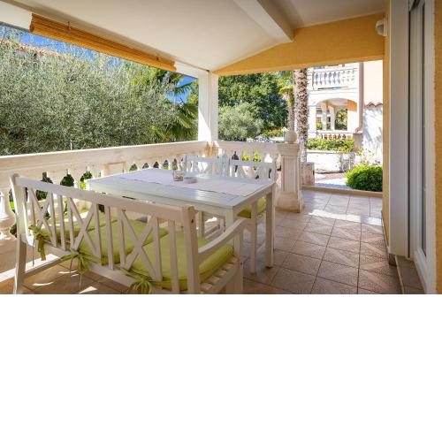 Idyllisches Apartment mit mediterranem Garten, BBQ - nur 15 Minuten zum Strand