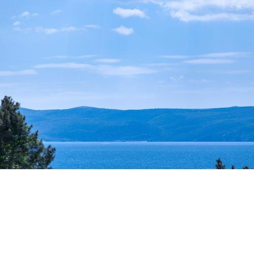 Idyllisches Apartment nur 120 Meter zum Sandstrand mit Meerblick, privatem Balkon, WiFi