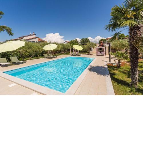 Idyllisches Apartment nur 250 Meter zum Strand mit Pool, Meerblick, Grillbereich, Liegen