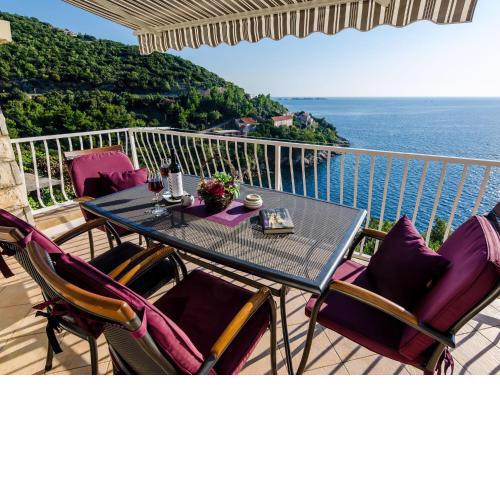 Indy's Beach Apartments -Two Bedroom Apartment with Balcony and Sea View