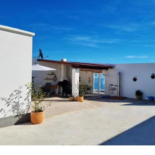 Intimate beachfront house Villa Livak