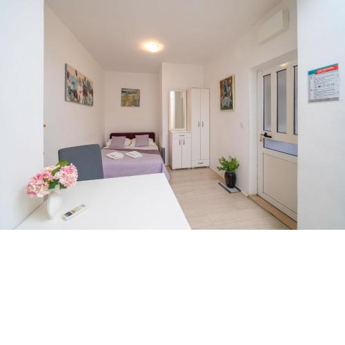 Isaura Apartments