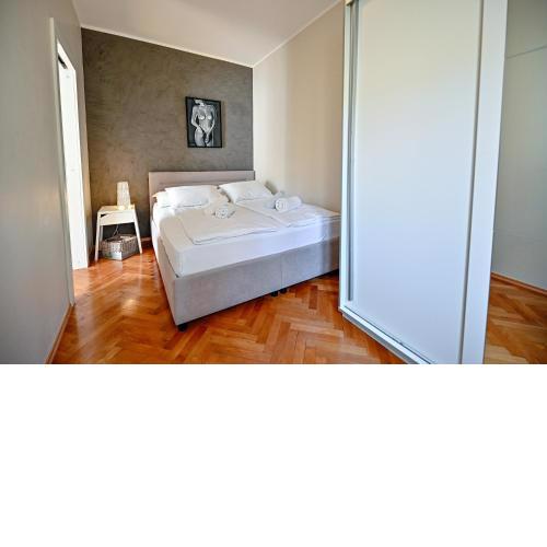 Jakov Apartment with balcony