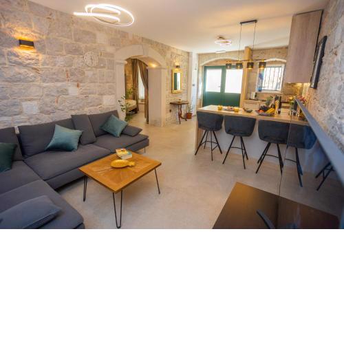 Kamarin Luxury Studio Apartment