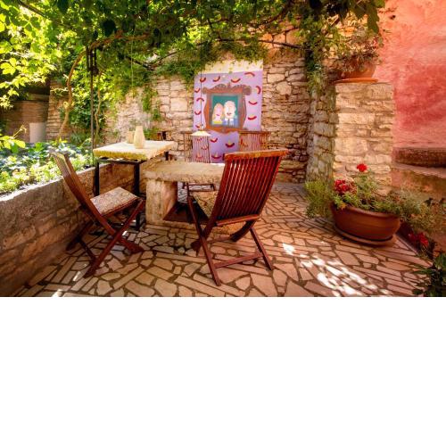 Kamene Priče rooms, music and food