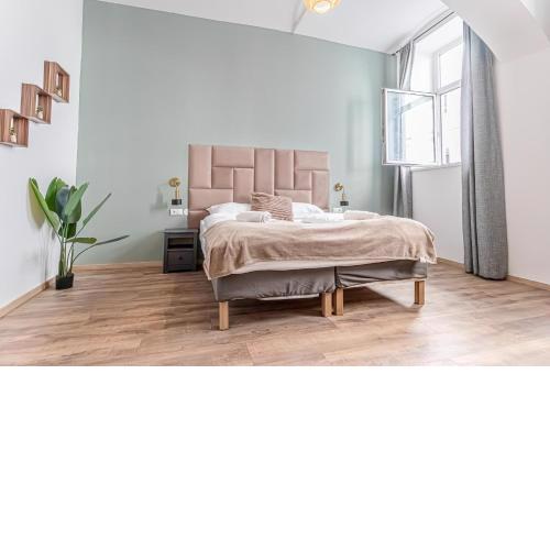 Kingbed 1BR Central Apt with ensuite washer & Smart TV
