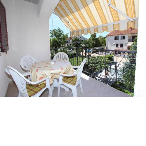 Komfortables Apartment mit privatem Balkon, Privatparkplatz, Babybett, Klima