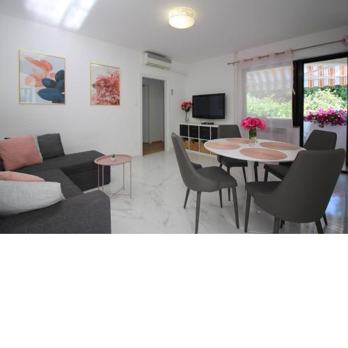 Komfortables Apartment mit privater Terrasse, Spielplatz, Grill, Liegen, Waschmaschine