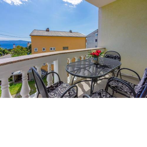 Komfortables Apartment nur 500 Meter zum Strand mit Meerblick, Klima, privatem Balkon