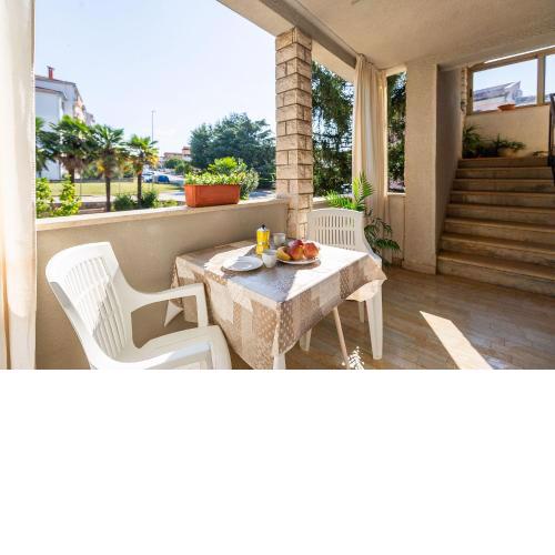 Komfortables Apartment wenige Minuten zur Altstadt von Porec und zum Strand mit Garten