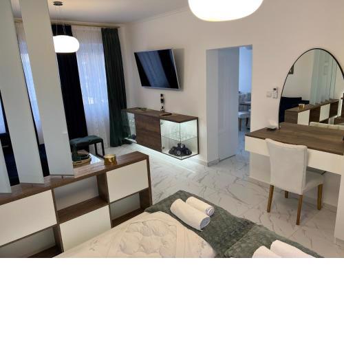 La Luna Premium Deluxe Apartment with Free Jacuzzi, Bikes & Covered Parking