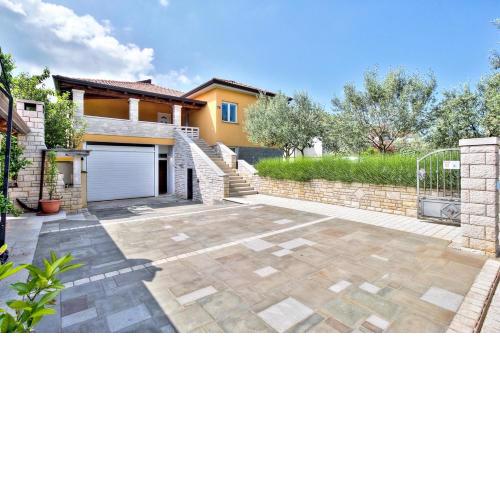 LANA house with apartment