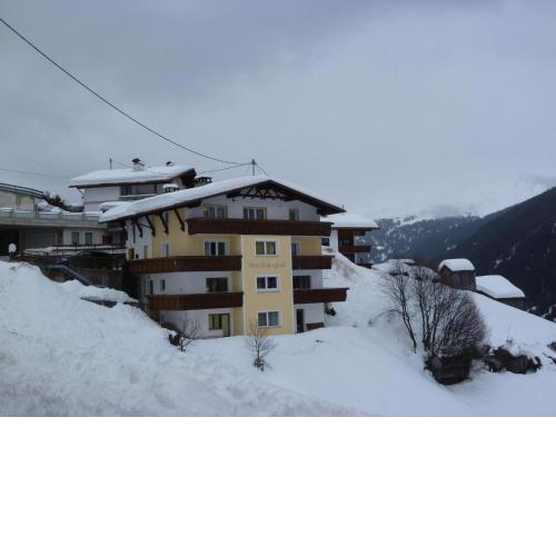 Large 4-room apartment with mountain view