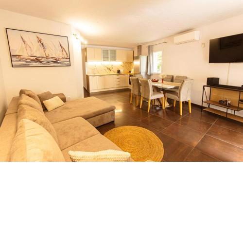 Large stylish 3 bedroom apartment Nancy for 5 people