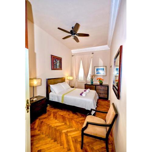 Large Three Bedroom, Center of Old Town