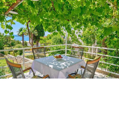 Lauschiges Apartment nur 200 Meter zum Sandstrand mit Meerblick, Grill, Klima