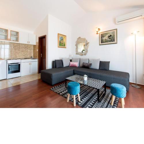 Lavish Holiday Home in Podstrana with Garden