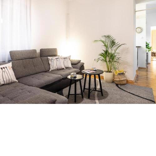 Lea and Maks's City Apartment URBAN STAY