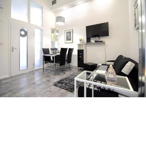 LEA APARTMENT - FREE PARKING in front for 2 cars
