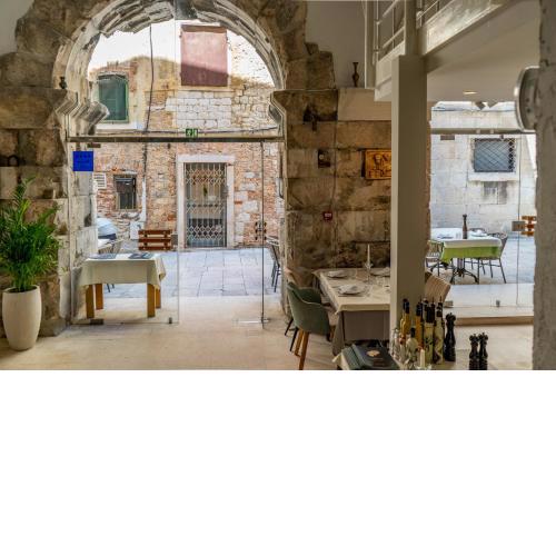 Leonis Restaurant & Rooms