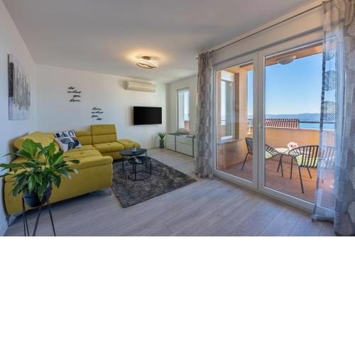 Lichtdurchflutetes Apartment mit Meerblick, privatem Balkon, WiFi, Privatparkplatz