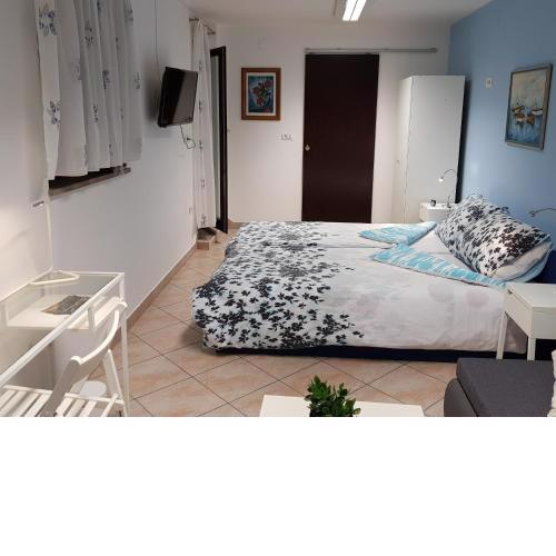 L&M room