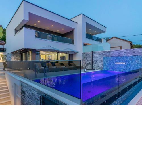 Lorena Stylish Sea View Villa
