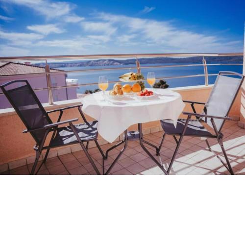 Lovely 1-bedroom APT w/ seaview + free parking