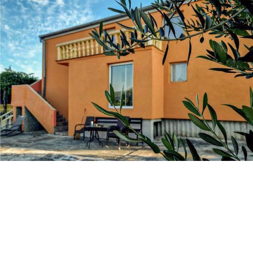 Lovely Apartment In Benkovac With Wifi