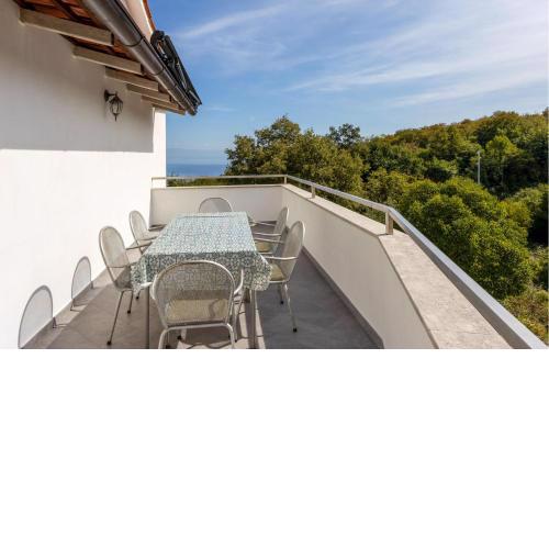 Lovely Apartment In Brsec With House Sea View