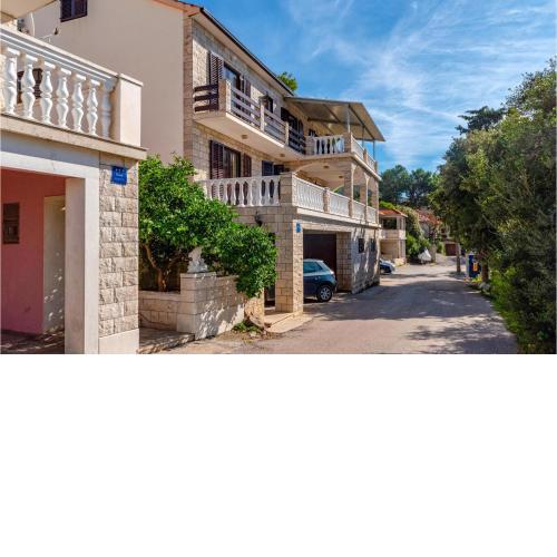 Lovely Apartment In Cara With Wifi