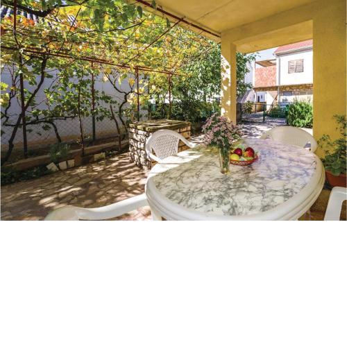 Lovely Apartment In Gornji Karin With Kitchen