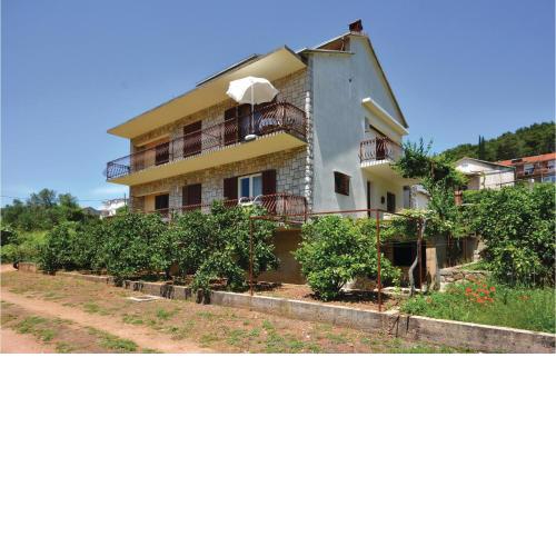 Lovely Apartment In Jelsa With Kitchenette